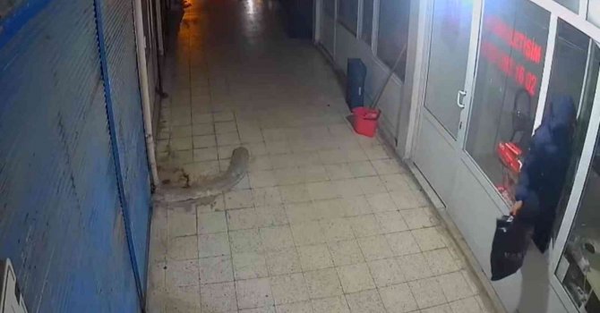 Dükkana pencereden giren hırsız, poşet dolusu cep telefonu çaldı