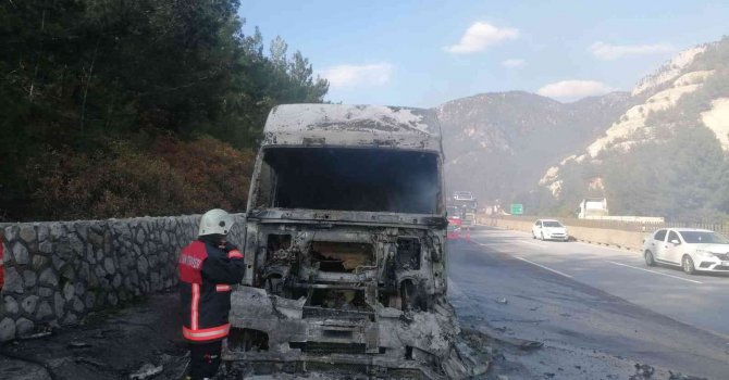Tarsus’ta yanan tır kullanılmaz hale geldi