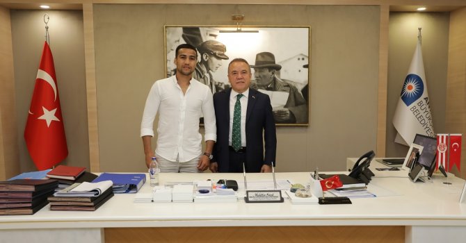 Dünya şampiyonu boksör Başkan Böcek’i ziyaret etti