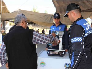 Toroslar’da semt pazarlarında gramaj ve etiket denetimi