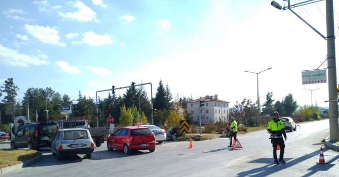 Otomobilin çarptığı motosikletteki 2 genç ağır yaralandı