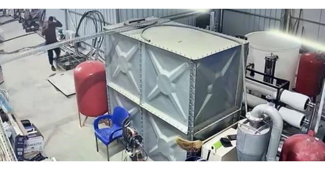 Telefonla konuşurken bodrum kata düştü, o anlar kameraya yansıdı