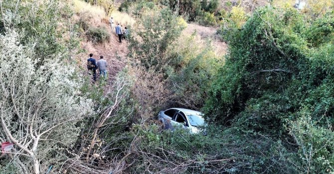 Şarampole yuvarlanan otomobildeki karı-koca yaralandı