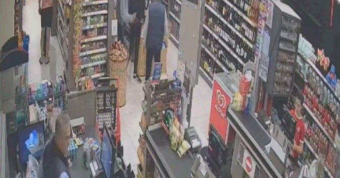 Bıçak çekip telefonunu gasp ettiler, marketten zorla alışveriş yaptırdılar