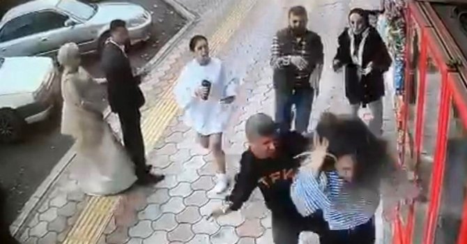 Kaldırımda yürüyen genç kızlara önce taciz, sonra darp