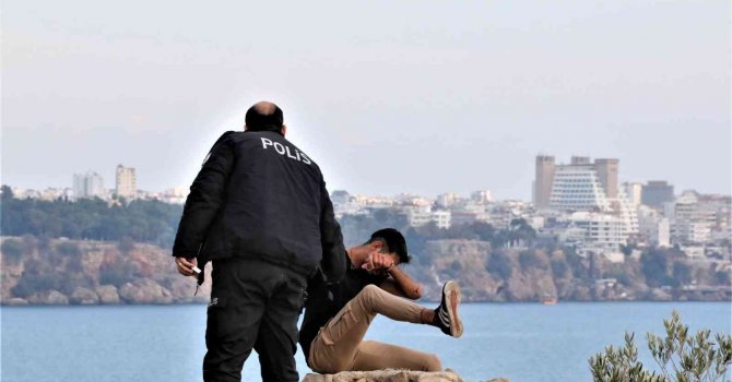 40 metrelik falezin ucunda intihar girişimi film izler gibi izlediler