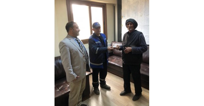 Temizlik görevlisi yerde bulduğu para dolu cüzdanı sahibine teslim etti