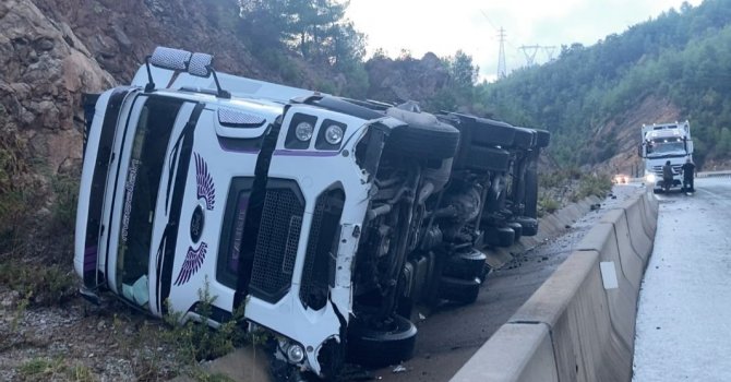 Bariyere çarpan tır şarampole devrildi: 1 yaralı