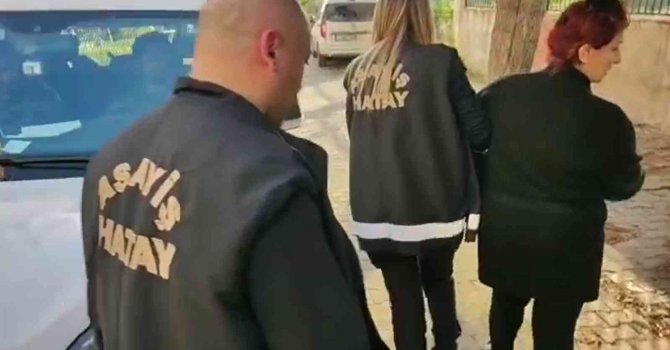 Fuhuş yaptırmaktan 64 yıl hapis cezasıyla aranan kadın yakalandı