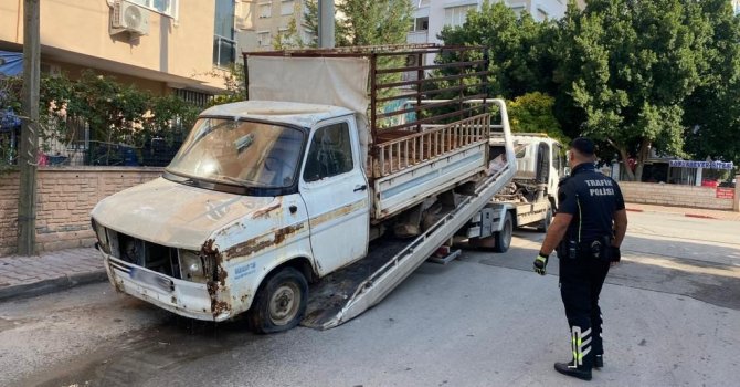 Antalya’da uygunsuz park eden ve hurda araçlar sorgulandı