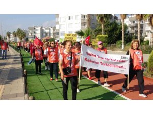 Bayraklı, sloganlı ’Toprağa Saygı’ yürüyüşü