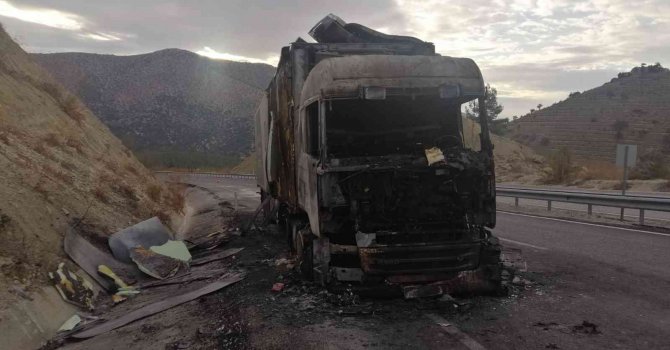 Antalya’da muz yüklü tır alev alev yandı
