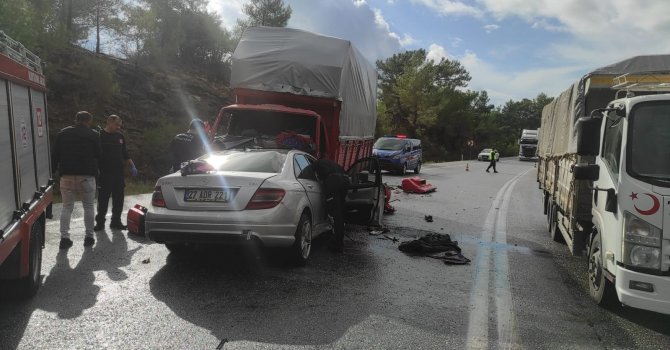 Antalya’da kamyonet ile otomobil kafa kafaya çarpıştı: 2 ölü, 1’i ağır 6 yaralı