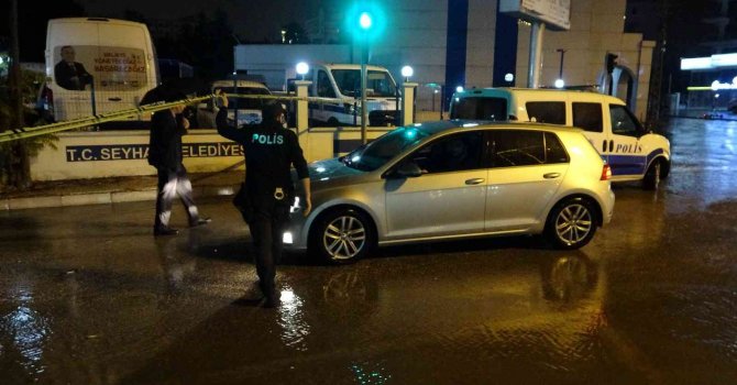 Adana’da sağanak yağış hayatı felç etti