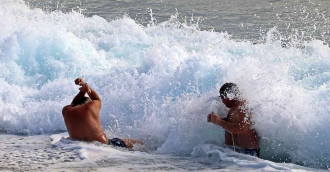 Dev dalgalara kafa tuttular, her defasında kıyıya savruldular