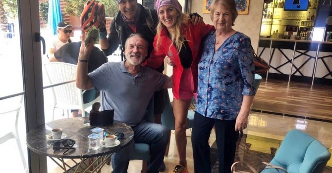 İçinde 30 bin liralık döviz bulunan cüzdanı, cüzdandaki havlu kartından ulaştıkları turiste teslim ettiler