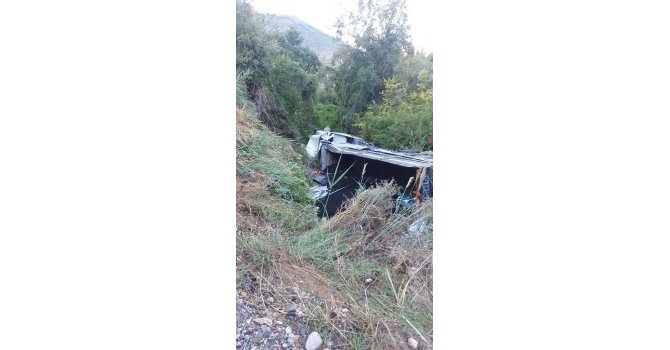 Sera gübresi yüklü tır şarampole yuvarlandı: 1 yaralı