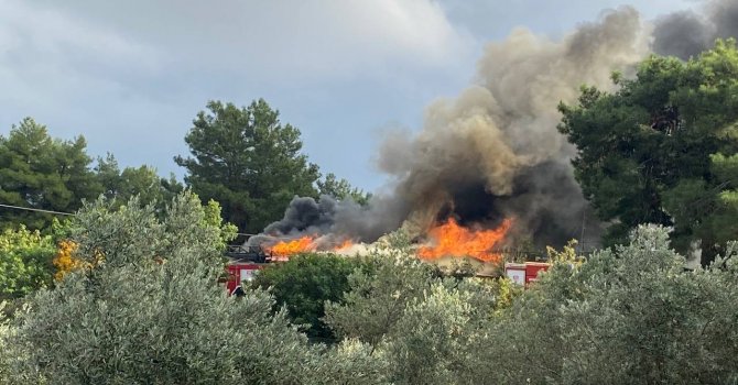 Antalya’da ormanlık alana yakın bölgede çıkan ev yangını korkuttu