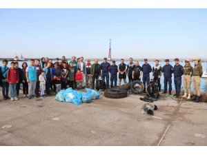 Dörtyol sahilinde çevre temizliği yaptılar