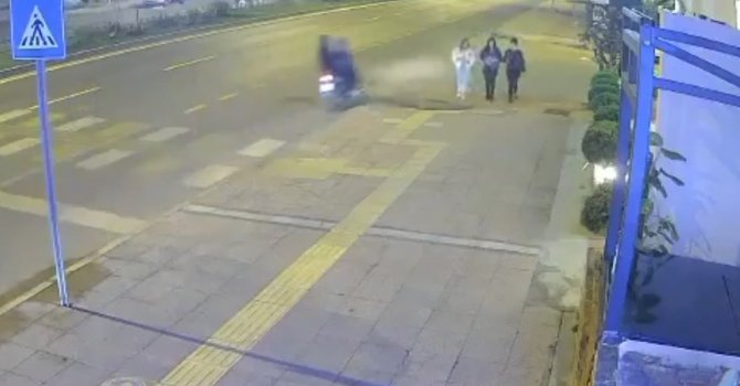 Yolda yürüyen kızların yüzüne yabancı cisim atıp kaçtılar