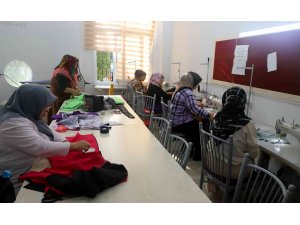 Akdeniz Belediyesi mahalle kültür ve sanat evlerinde birçok kurs veriliyor