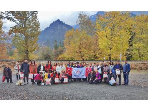 "Çocuklar üşümesin" diye bere ve atkı dağıttılar