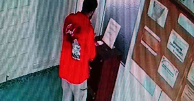 Sakız yapıştırdığı telle, cami kasasından paraları böyle çaldı