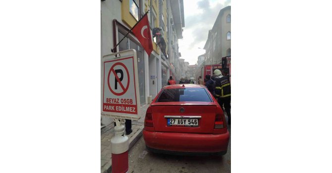 Isparta’da yangında mahsur kalan 3 çocuk kurtarıldı