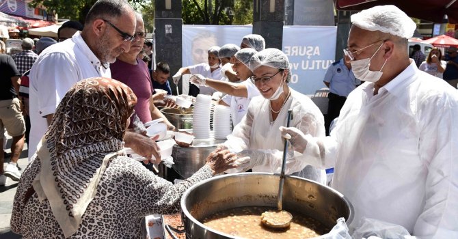 Muratpaşa aşure dağıttı