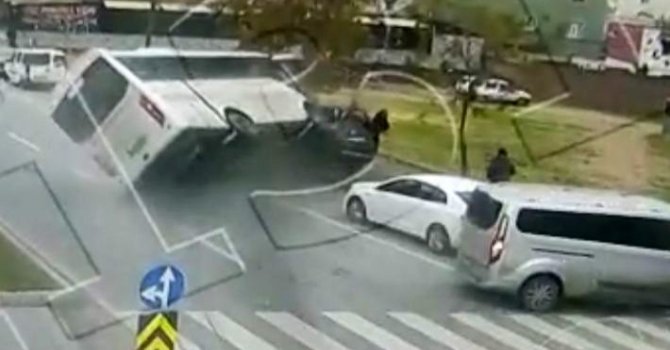 5 aracın karıştığı kazada 10 kişi yaralandı: O anlar kamerada