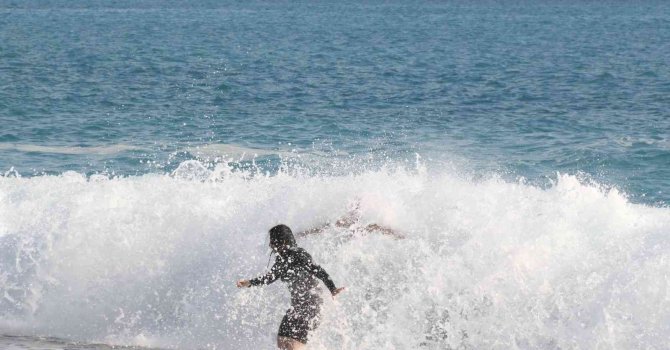 Antalya’nın batısında sağanak yağmur: Dünyaca ünlü sahilde dalga keyfi