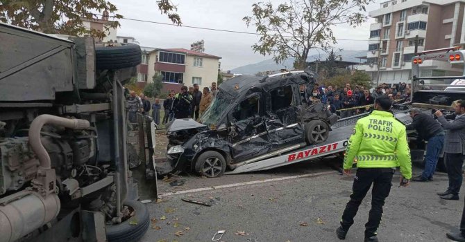 Servis minibüsü ile hafif ticari araç çarpıştı: Yaralılar var