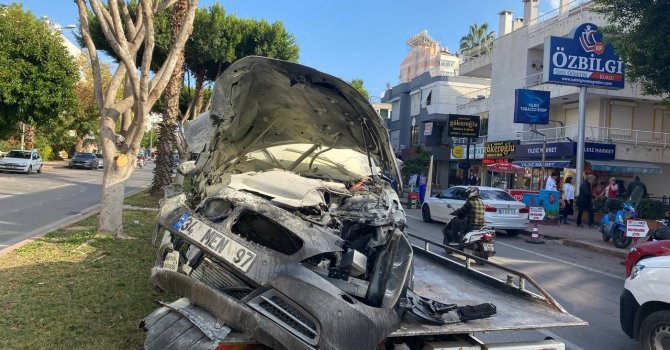 Ağaca çarparak durabilen lüks otomobil hurdaya döndü