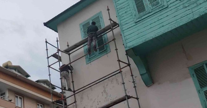 Üç katlı eve iskele kuran iki işçi canını hiçe saydı