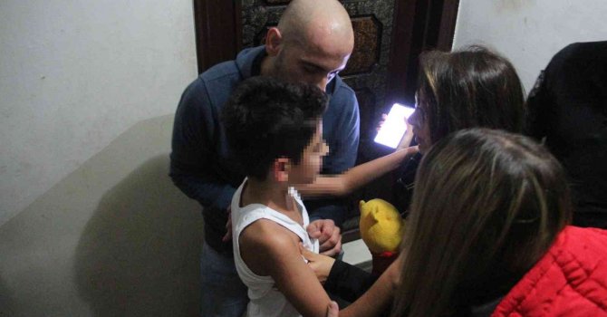 Kapısı balyozla kırılıp girilen dairedeki çocuk bitkin halde bulundu