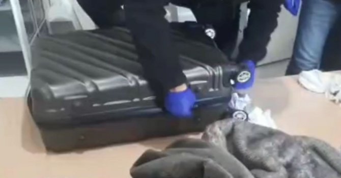 Jandarmanın baskın yaptığı evde bir valiz dolusu uyuşturucu ele geçirildi
