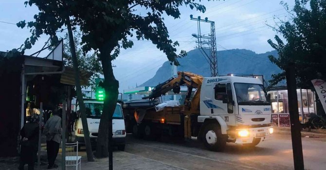 Vincin çarptığı park halindeki transit savruldu yayayı yaraladı