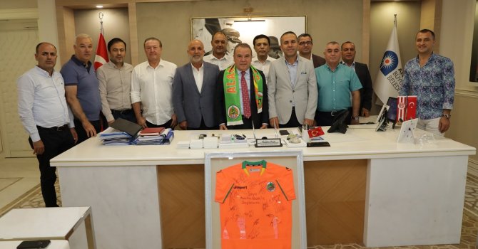 Alanyaspor Yönetimi Başkan Böcek’i ziyaret etti