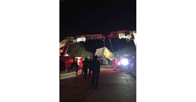 Kontrolden çıkan hafriyat kamyonu bahçeye girdi: 1 yaralı