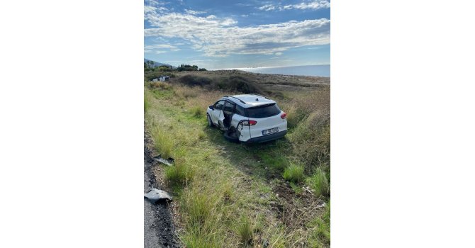 Alanya’da çarpışan otomobiller şarampole savruldu