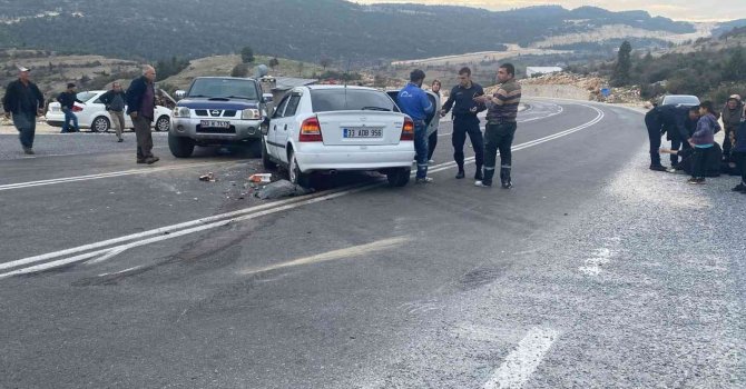 Tarım işçilerini taşıyan kamyonetle otomobil çarpıştı: 9 yaralı