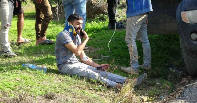 Antalya’da kamyonet otomobille çarpıştı: 2 yaralı