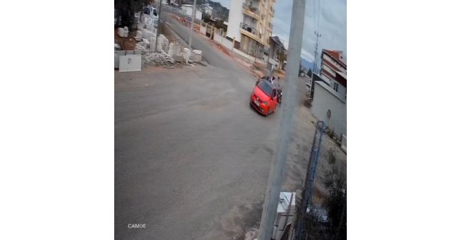 Otomobile çarpan motosikletteki 2 kişi metrelerce savruldu