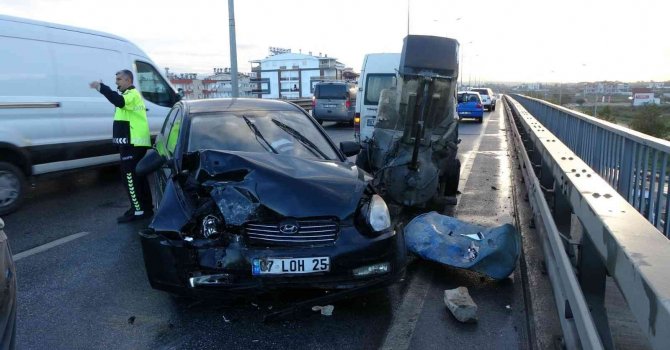 Antalya’da otomobil kamyonete bağlı iş makinesine çarptı: 1 yaralı
