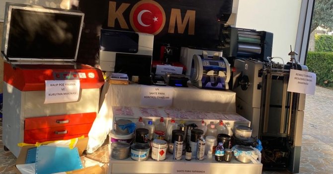 Villayı darphaneye çevirdiler, bankamatikten geçen sahte para ürettiler