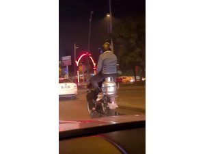 Motosikletteki tüp üzerinde tehlikeli yolculuk
