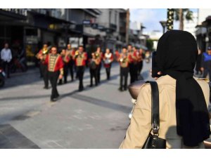 Büyükşehir Bandosu yeniden Atatürk Caddesinde