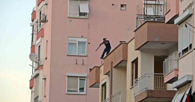 Çatı cambazı,herkese ecel teri döktürdü