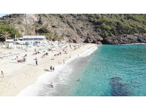 Güneşli Aralık ayını fırsat bilen plaja geldi