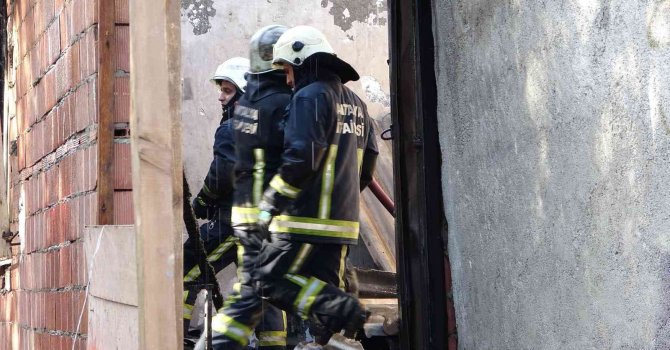 Antalya’da metruk binada kokutan yangın